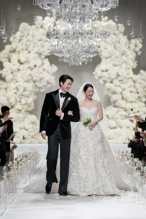 신민아♥김우빈, 결혼식 비하인드 공개 예식 내내 눈물 흘린 순정한 신부
