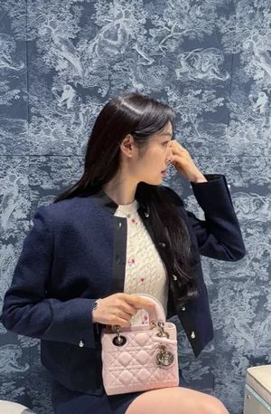 金妍儿，依然优雅的花样滑冰女王……在奢侈品活动中展现清新视觉