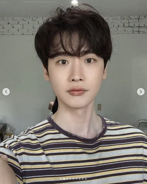 Lee Jong-suk Reveals Timeless Boyish Visuals Amidst Dating Rumors with IU... Anticipation for 'The Remarried Empress'
