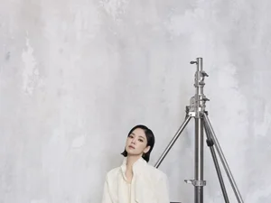 宋慧乔在MICHAA时尚杂志中展现的独特优雅……“仿佛时间停止的视觉效果”