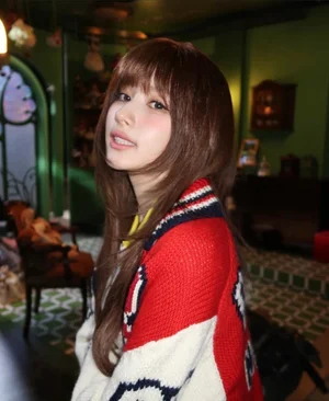 TWICE的Sana，清纯与性感交织的视觉……“如同玩偶般的美丽典范”