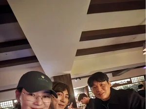 李小拉，金元勋的肩膀上依偎着，笑容满面……“见面就很舒服的关系”