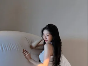 秀智，穿白T恤和牛仔裤也能成为时尚封面……连李敏贞都为之倾倒的独特视觉近况