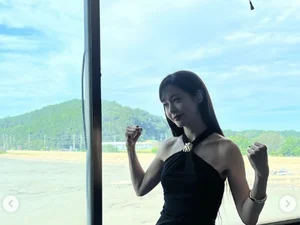 成宥利，果敢的黑色连衣裙姿态… 