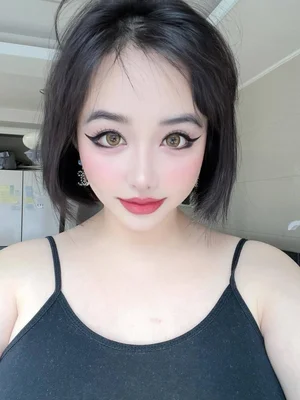 2NE1朴宝英，华丽的烟熏妆传达近况… 