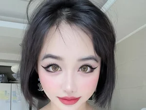 2NE1朴宝英，华丽的烟熏妆传达近况… 