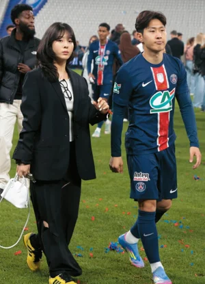 Lee Kang-in's Partner Park Sang-hyo Spotted Socializing with PSG Partners... 