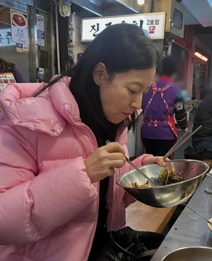 李英爱在广场市场穿着花纹背心吃‘热饼’……反转魅力