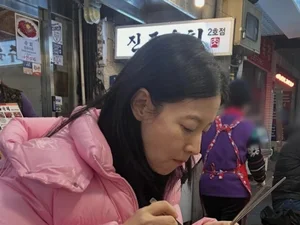 Lee Young-ae Enjoys 'Hotteok Eating' in Floral Vest at Gwangjang Market... Unexpected Charm