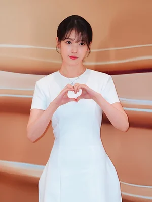 IU, Mini Dress Putih Bersih... 'Rasio Emas 1:1:1' Boneka Nyata