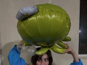 Nana, Wearing an Octopus Balloon, Shows Off Her Unique Charm... 