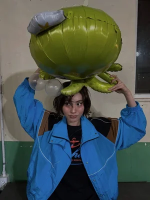 娜娜，戴着章鱼气球展现反转魅力… 