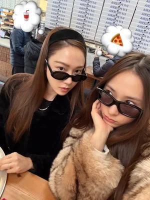 Jessica và Jung Soo-jung, ghi lại cuộc sống hài hước bất ngờ của cặp chị em 'băng giá'