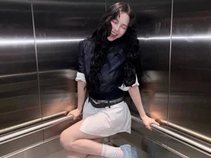 aespa Karina, White Shirt Missing Bottom Fashion… Unmatched Leg Beauty