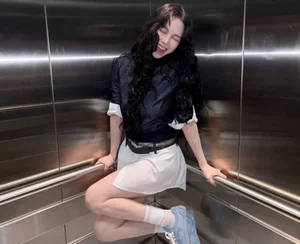 Karina aespa, Fashion Tanpa Bawahan dengan Kemeja Putih... Kaki yang Menonjol