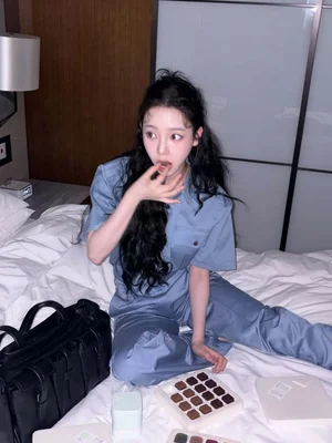 Karina aespa, bahkan saat makan cokelat pun bak pemotretan… Pesona “peri Prada” yang benar-benar unik