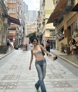 Hwa Sa memukau dengan low-rise yang berani setelah tersihir oleh Hong Kong… Penampilan sempurna jelang comeback April