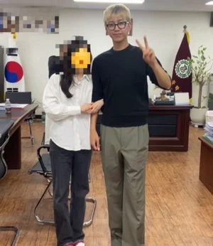 페라리 타고 모교 찾은 임영웅…어버이날 빛낸 특급 팬서비스