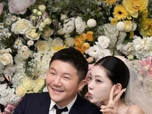 '조폭 의혹 자숙' 조세호, 최준희 결혼식 사회로 근황 포착