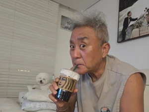 '멸공커피' 인증 vs 카드 절단…스타벅스 논란 연예계 확산