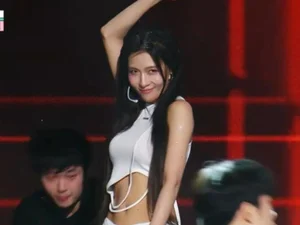 하지원, 23년 만 '음악중심' 출격…명품 복근 뽐낸 '홈런'