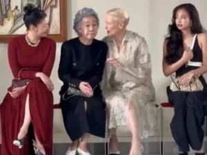 ‘World Star’ Jennie Captured Fidgeting in Front of Senior Actress Kim Go-eun