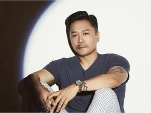 JK김동욱, 배재고 '스타벅스 조롱' 두둔 파장
