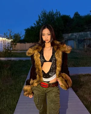 Jennie BLACKPINK menghangatkan Polandia dengan gaya busana dalam yang berani