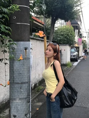 권은비·김민주, 일본 여행 근황…빛나는 '서머 퀸'