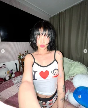 'AOA 출신' 신지민, 침대 위 과감한 돌핀팬츠 자태