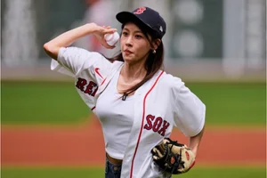 하지원, 韓 배우 최초 美 MLB 시구…김병현과 스트라이크 합작