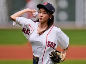 하지원, 韓 배우 최초 美 MLB 시구…김병현과 스트라이크 합작