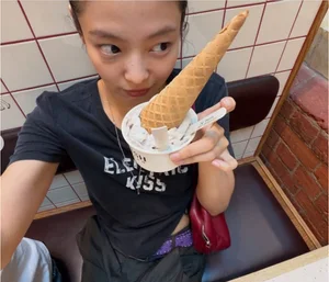 Jennie: “No quiero que me interrumpan” su cara al natural y el look más cool de la vida diaria… regreso en solitario en agosto