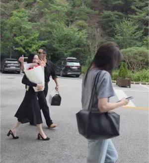 변요한, 아내 티파니 영 손 꼭 잡고 에스코트… 소녀시대 최수영 연극 현장 출격