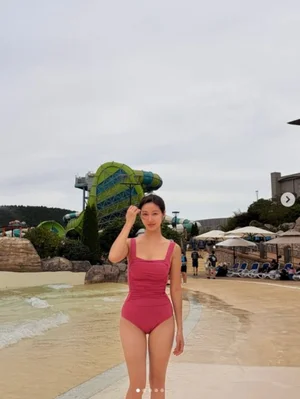 한그루, 핑크빛 수영복 자태 공개… 