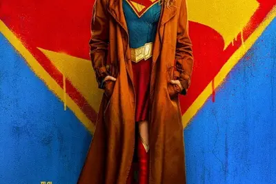 DC 유니버스, '슈퍼걸' 2026년 6월 국내 개봉 확정... 시니컬한 매력의 新 히어로 포스터-예고편 공개