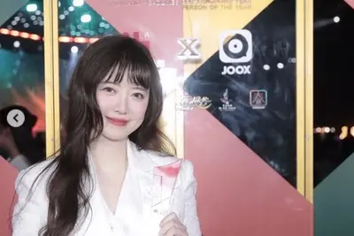 구혜선, 태국 시상식서 아시아 빛낸 예술가상 수상 13kg 감량 후 늘씬한 각선미 공개