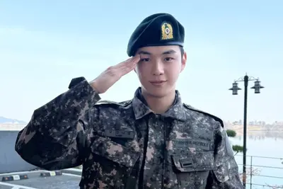 강다니엘, 훈련소 수료식 근황 공개…한층 늠름해진 자태
