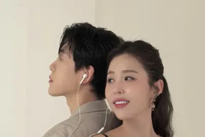 '5월의 신부' 코요태 신지, 예비신랑 문원과 로맨틱 웨딩 화보
