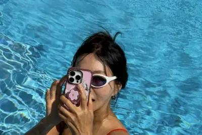 63세 황신혜, 딸 이진이와 수영복 투샷…나이 잊은 건강미