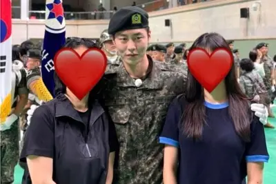 '군복 자태' 이재욱, 훈련소 수료…우월한 비율 가족사진 화제