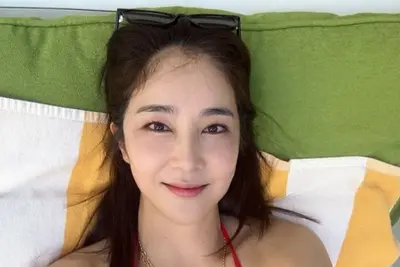 장가현, 시선 강탈 레드 비키니…나이 잊은 완벽 보디라인