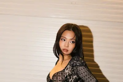 제니, 파격 브라톱 자태…K팝 최초 덴마크 헤드라이너 위엄