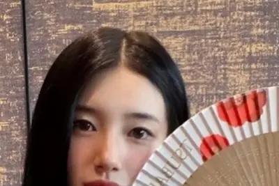 수지, 매혹적 레드 드레스 자태…몰라보게 가녀린 쇄골 라인