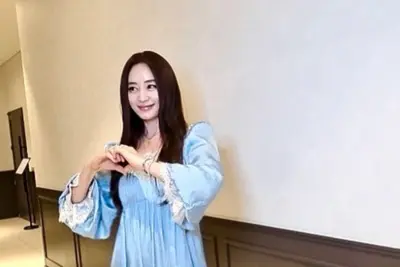 55세 김혜수, 놀라운 미니스커트 자태…초동안 미모 화제