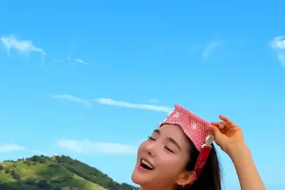 S.E.S. 바다, 파격 레드 비키니 자태 공개… 46세 안 믿기는 탄탄한 복근