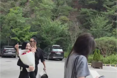 변요한, 아내 티파니 영 손 꼭 잡고 에스코트… 소녀시대 최수영 연극 현장 출격