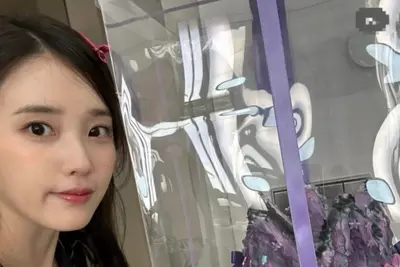 변우석, 아이유에 보라색 왕관 케이크 선물… 드라마 밖에서도 이어진 케미