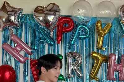송중기, 만 41세 생일 근황 공개…'과자 가방' 멘 파티 현장과 케이티·자녀 재조명