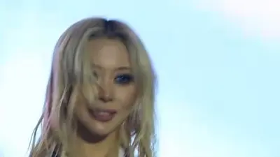 우주소녀 다영, 한양대 축제 무대 '허리 스킨십' 팬서비스 논란… 네티즌 갑론을박